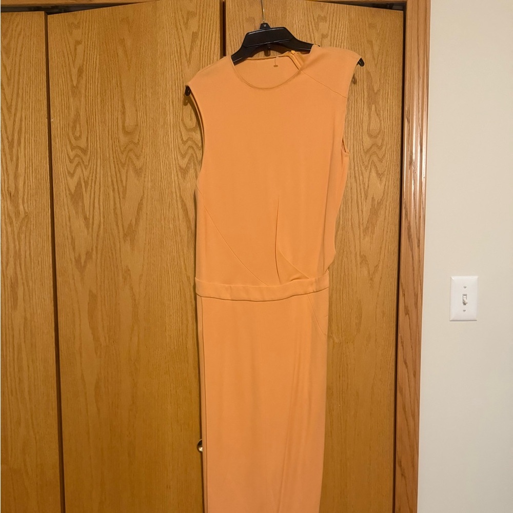 Chic Sleeveless Midi Dress in Soft Peach